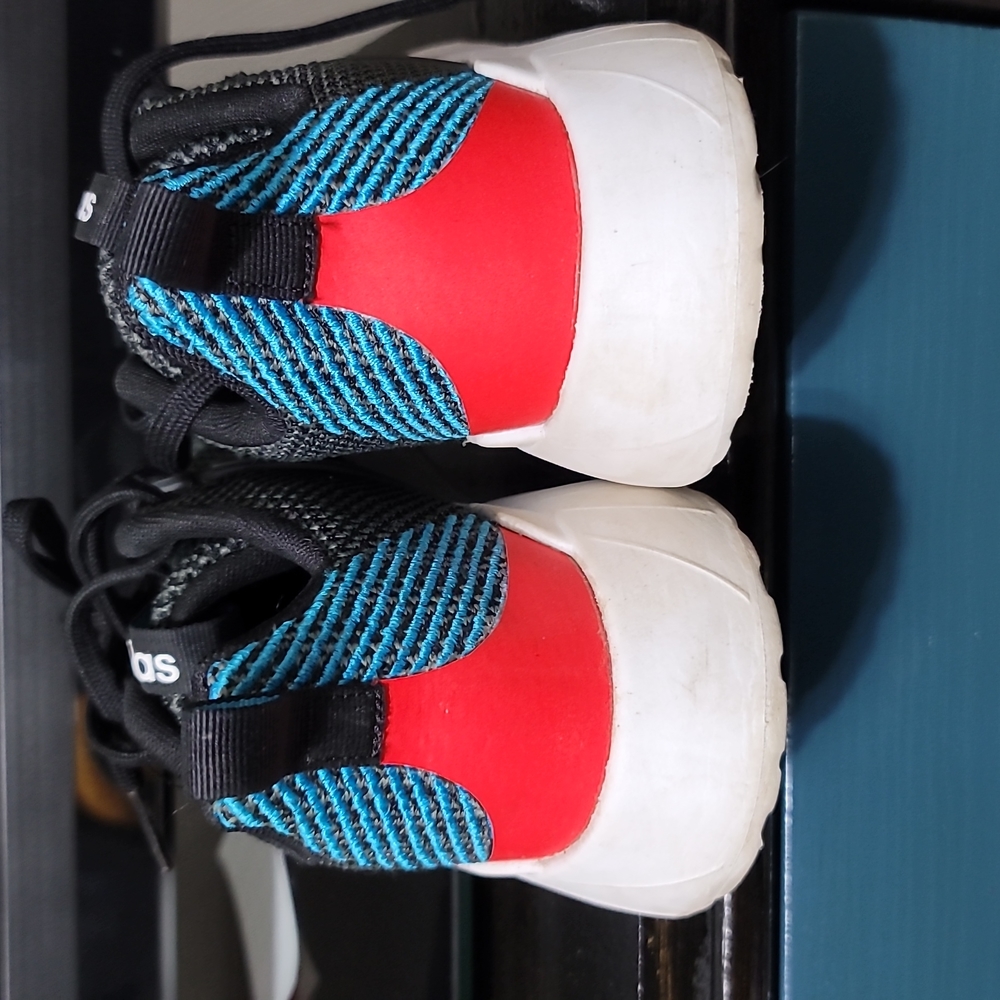 Adidas Questar Flow sneakers.  Size 6. (96) - Picture 4 of 5